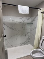 Bañera con ducha, artículos de tocador gratuitos, secador de pelo