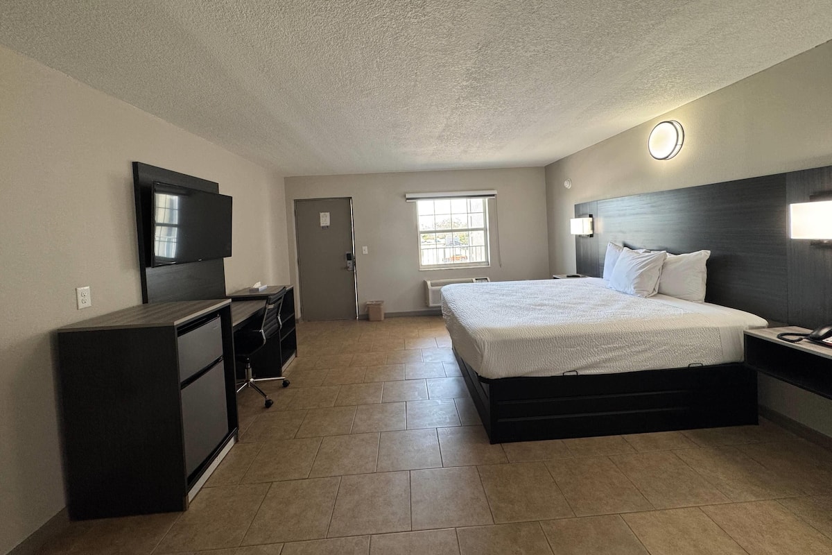 Quarto, 1 cama King, acessível, para não fumantes (Mobility,roll-in shower) | Escrivaninha, cortinas blackout, ferros/tábuas de passar roupa