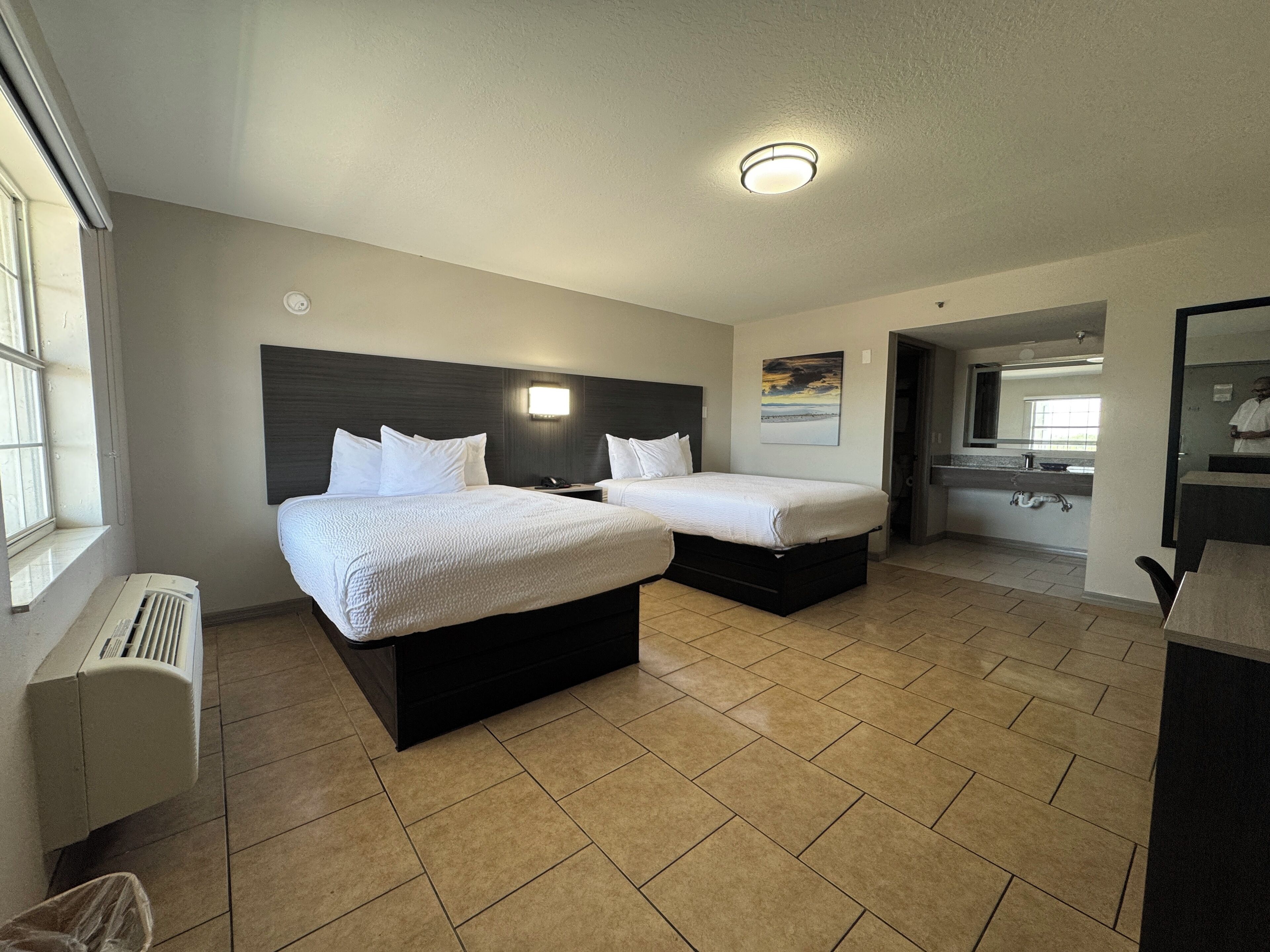 Rom, 2 queensize-senger, ikke-røyk | Skrivebord, blendingsgardiner og strykejern/-brett