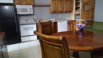 Suite, 1 King Bed with Sofa bed, Non Smoking | Private kitchen