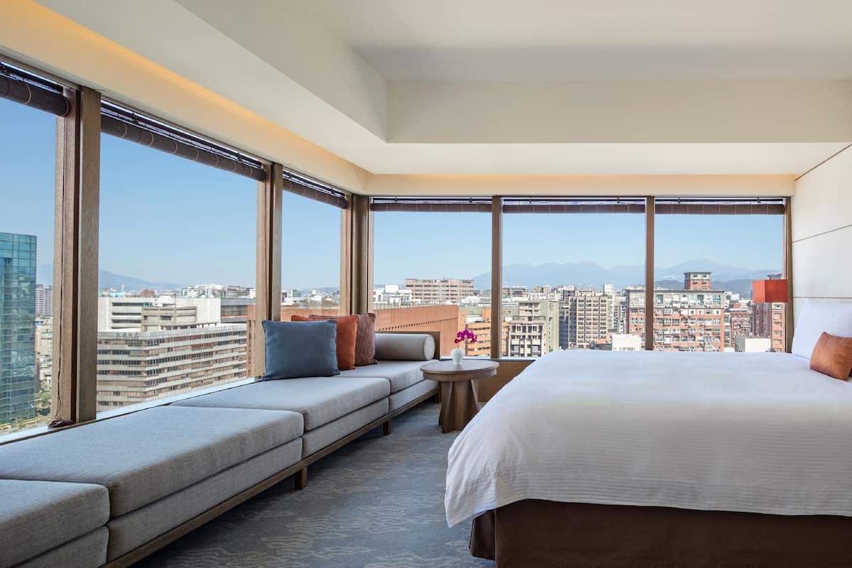 corner suite, one king bed | 1 bedroom, down duvets, in-room safe, desk