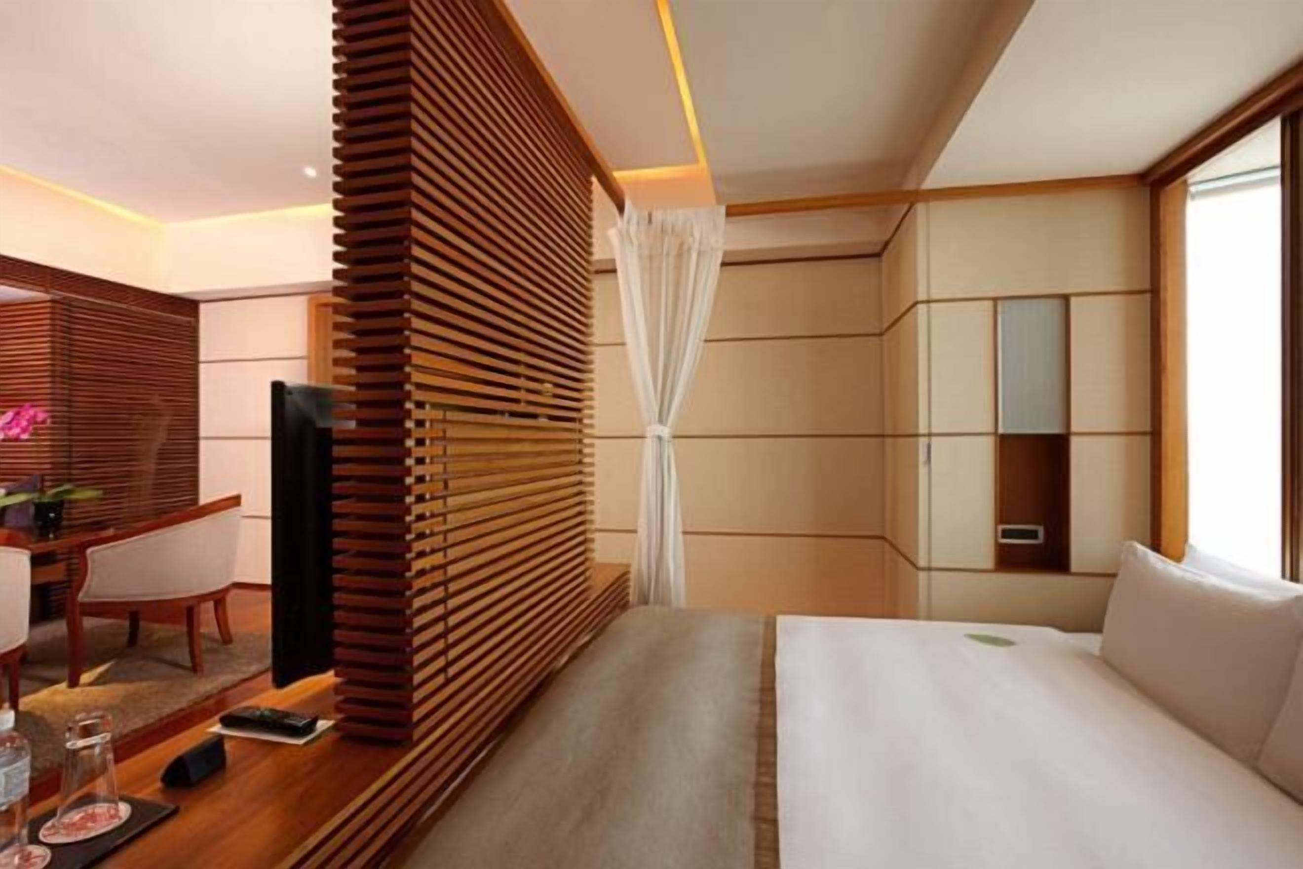 Dundyner, safe på rommet, skrivebord og skrivebord for bærbar PC