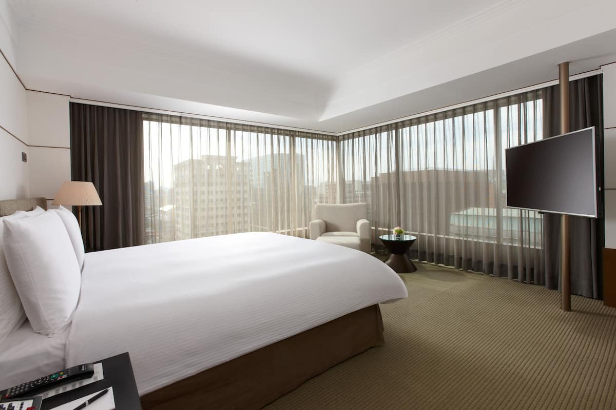 Suite, 1 trĂšs grand lit, non-fumeur, vue sur la ville | 1 chambre, couette en duvet, coffre-fort, bureau