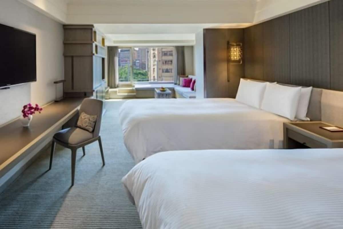 Dundyner, safe på rommet, skrivebord og skrivebord for bærbar PC