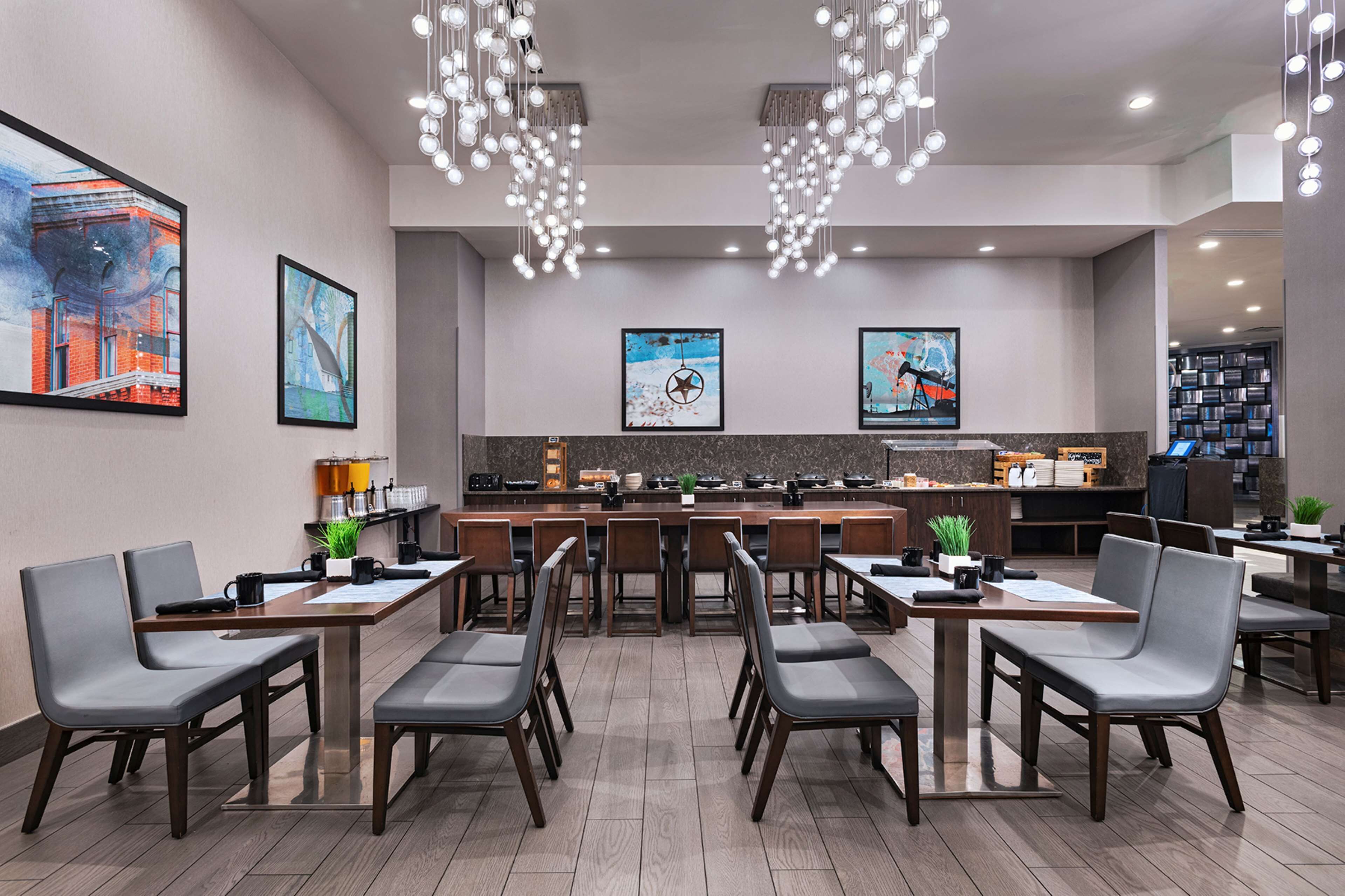 2 restaurants; breakfast, lunch, and dinner served