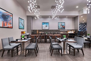 2 restaurants; breakfast, lunch, and dinner served