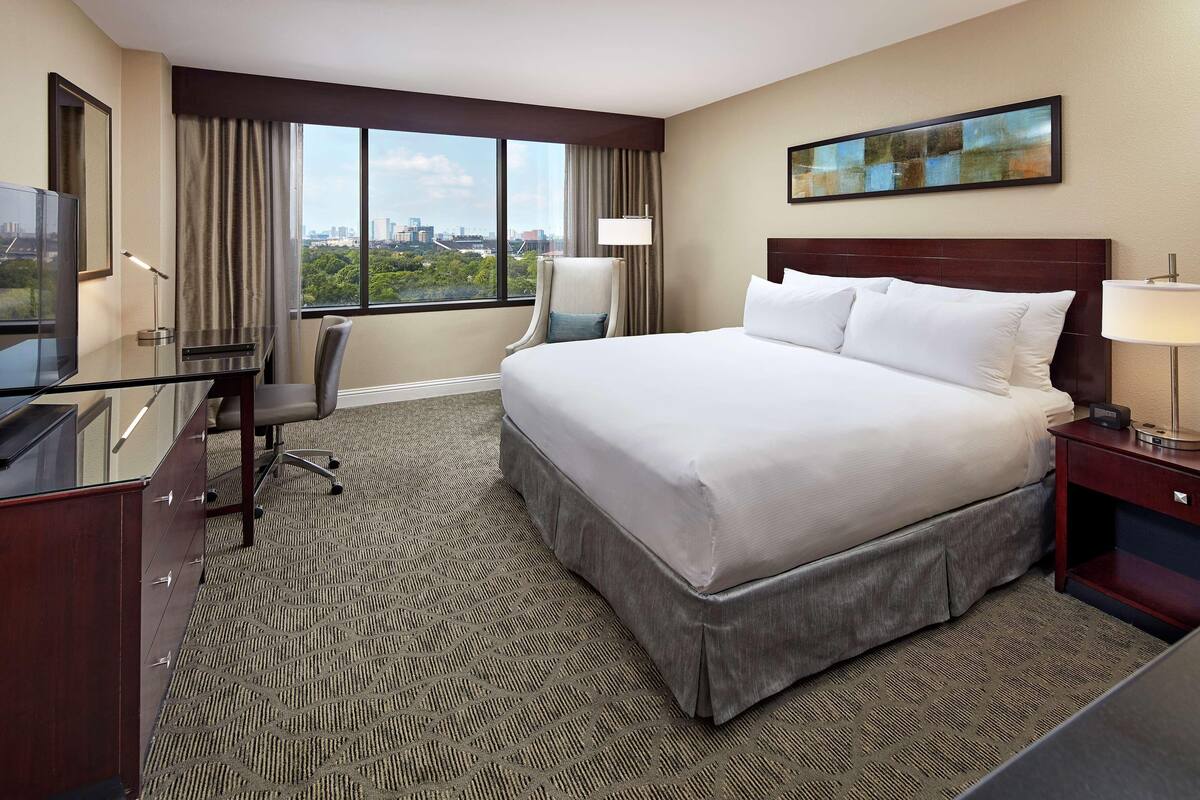 Premium bedding, in-room safe, desk, laptop workspace