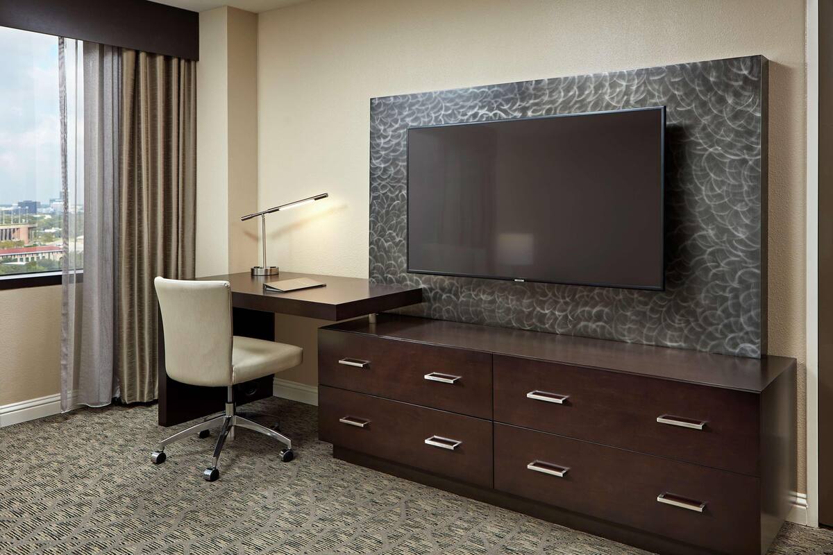 Premium bedding, in-room safe, desk, laptop workspace