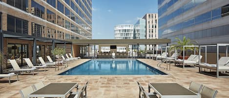 Piscina all'aperto, cabine incluse nel prezzo, lettini