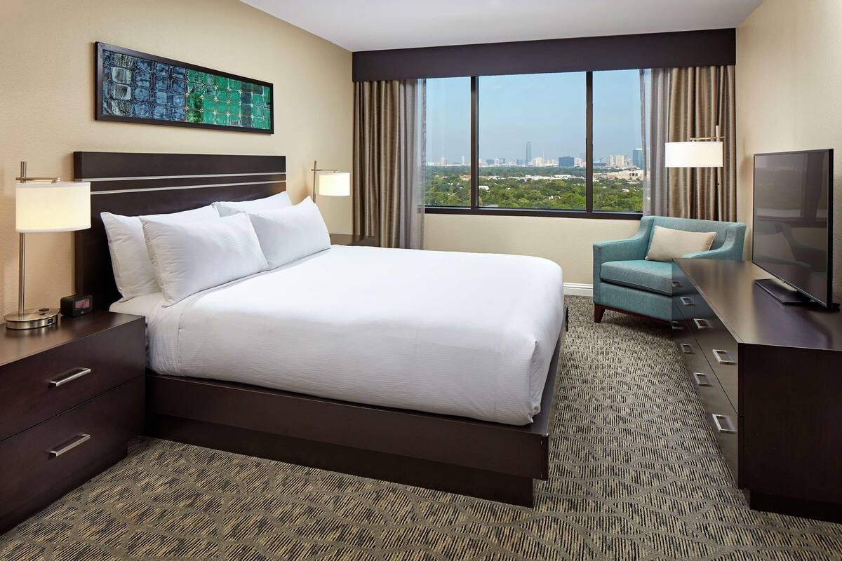 Premium bedding, in-room safe, desk, laptop workspace