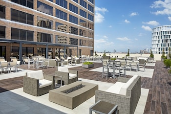 Outdoor wedding area at Hilton Houston Plaza/Medical Center