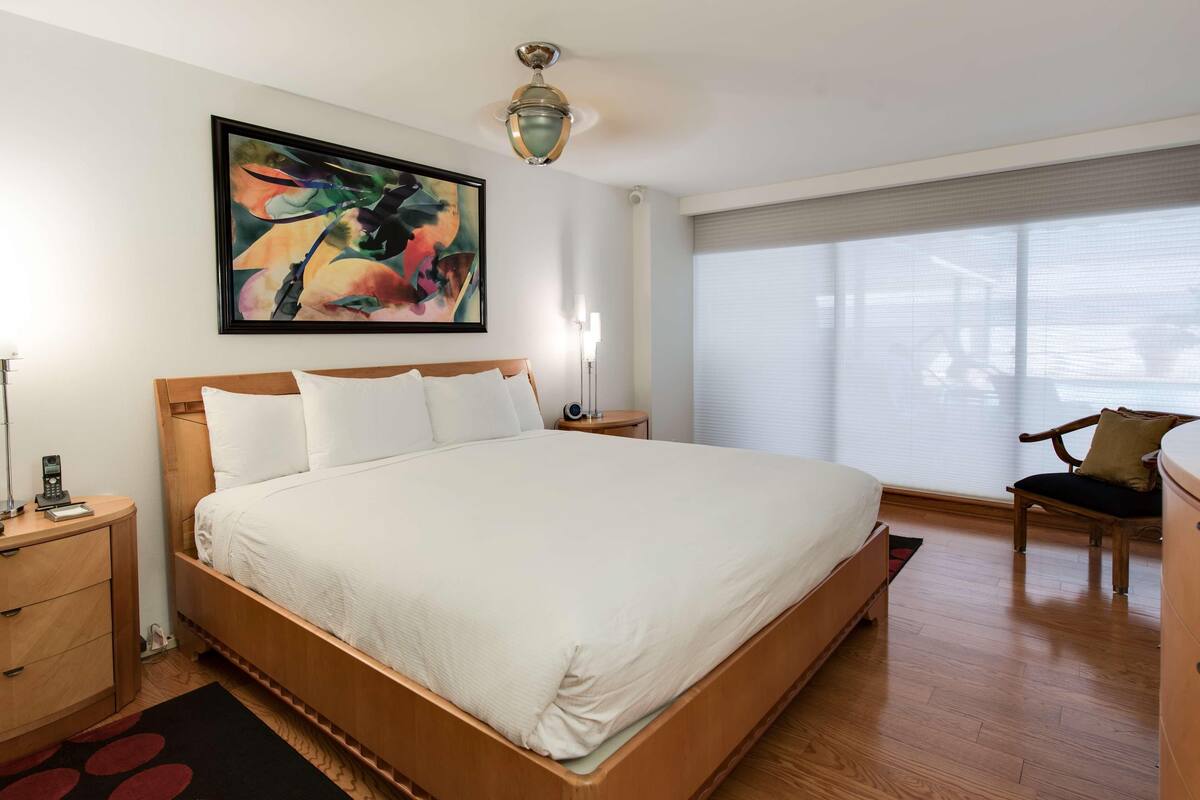 Premium bedding, in-room safe, desk, laptop workspace