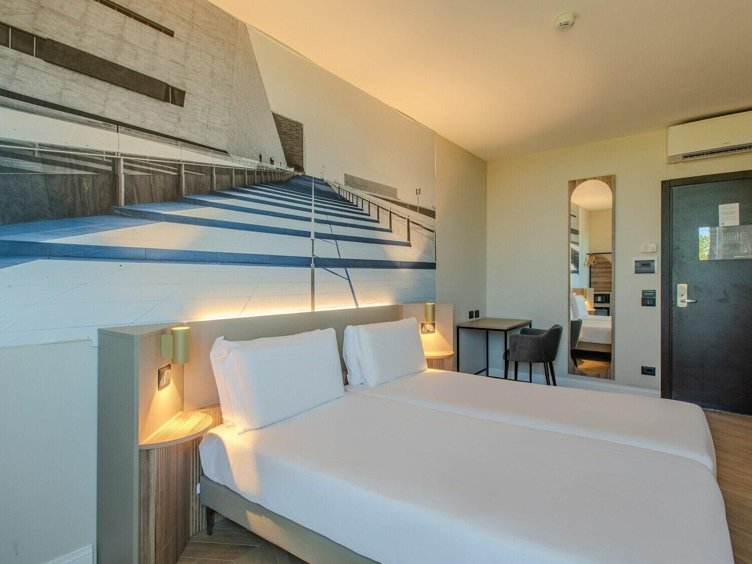 Kahden hengen huone (kaksi sänkyä), tupakointi kielletty | Tallelokero huoneessa, työpöytä, pimennysverhot, ilmainen Wi-Fi