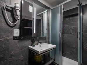 Regadera, secadora de cabello, bidet, toallas 