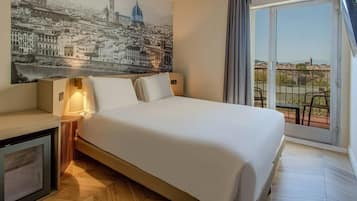 Superior-Dreibettzimmer, Nichtraucher, Terrasse | Zimmersafe, Schreibtisch, Verdunkelungsvorhänge, kostenloses WLAN