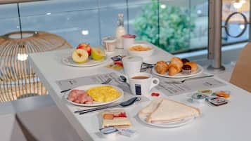 Tägliches Frühstücksbuffet (9.5 EUR pro Person)