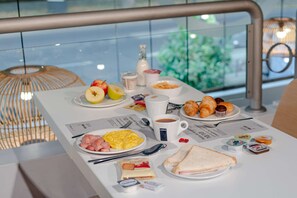 Desayuno buffet diario (EUR 9.5 por persona)