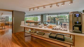 Colazione a buffet, servita tutte le mattine (9.5 EUR a persona)