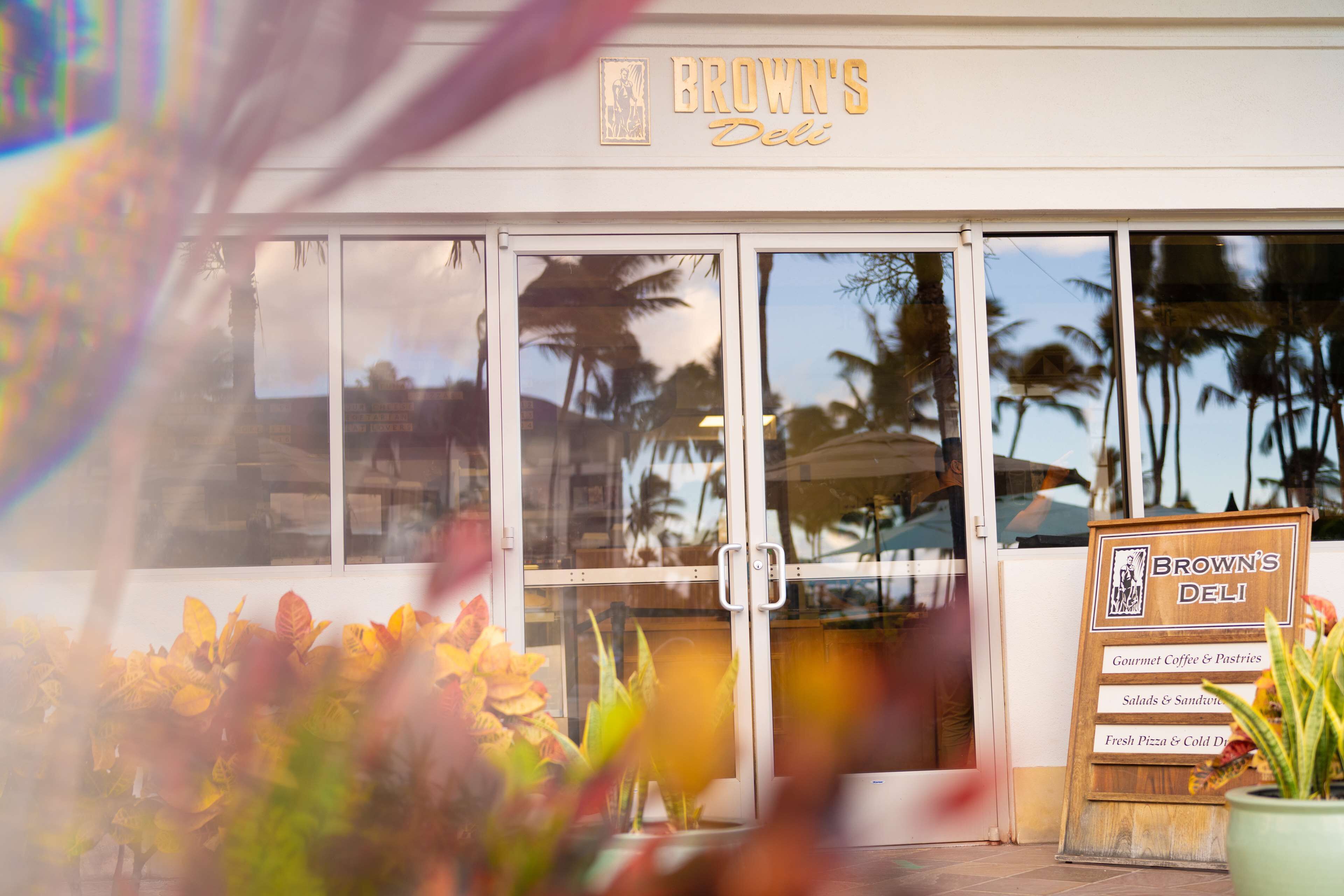 5 restaurants, breakfast, lunch, dinner served; international cuisine