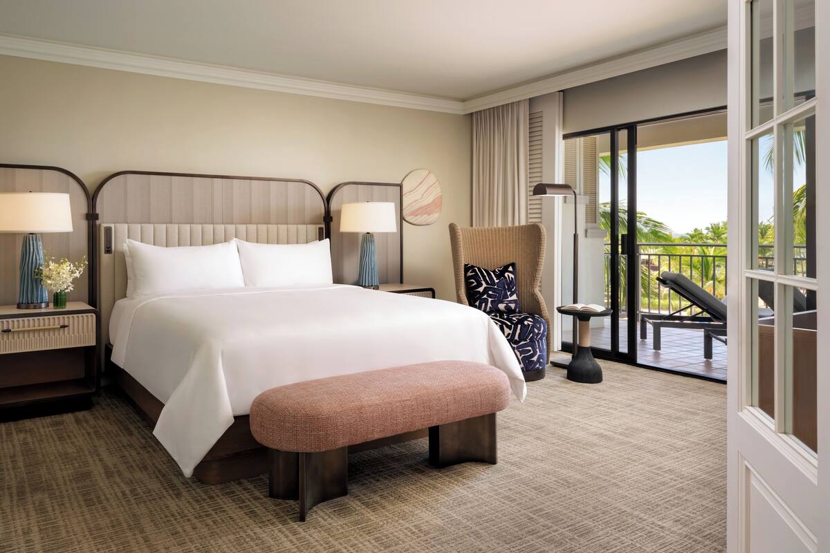 Oceanfront Luxury 1 Bedroom Suite 1 King, Spectacular Ocean View (Newly Renovated) | Hypo-allergenic bedding available, in-room safe, desk, laptop workspace