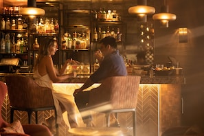 2 bars/lounges, lobby lounge