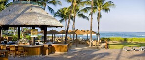 4 restaurants, lunch, dinner served; international cuisine 