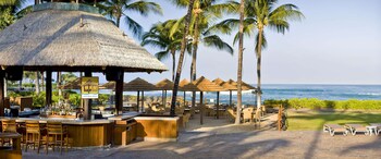 4 restaurants, lunch, dinner served; international cuisine at Fairmont Orchid