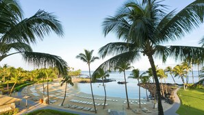 Ein Resort mit Strand, Palmen und einem Pool.