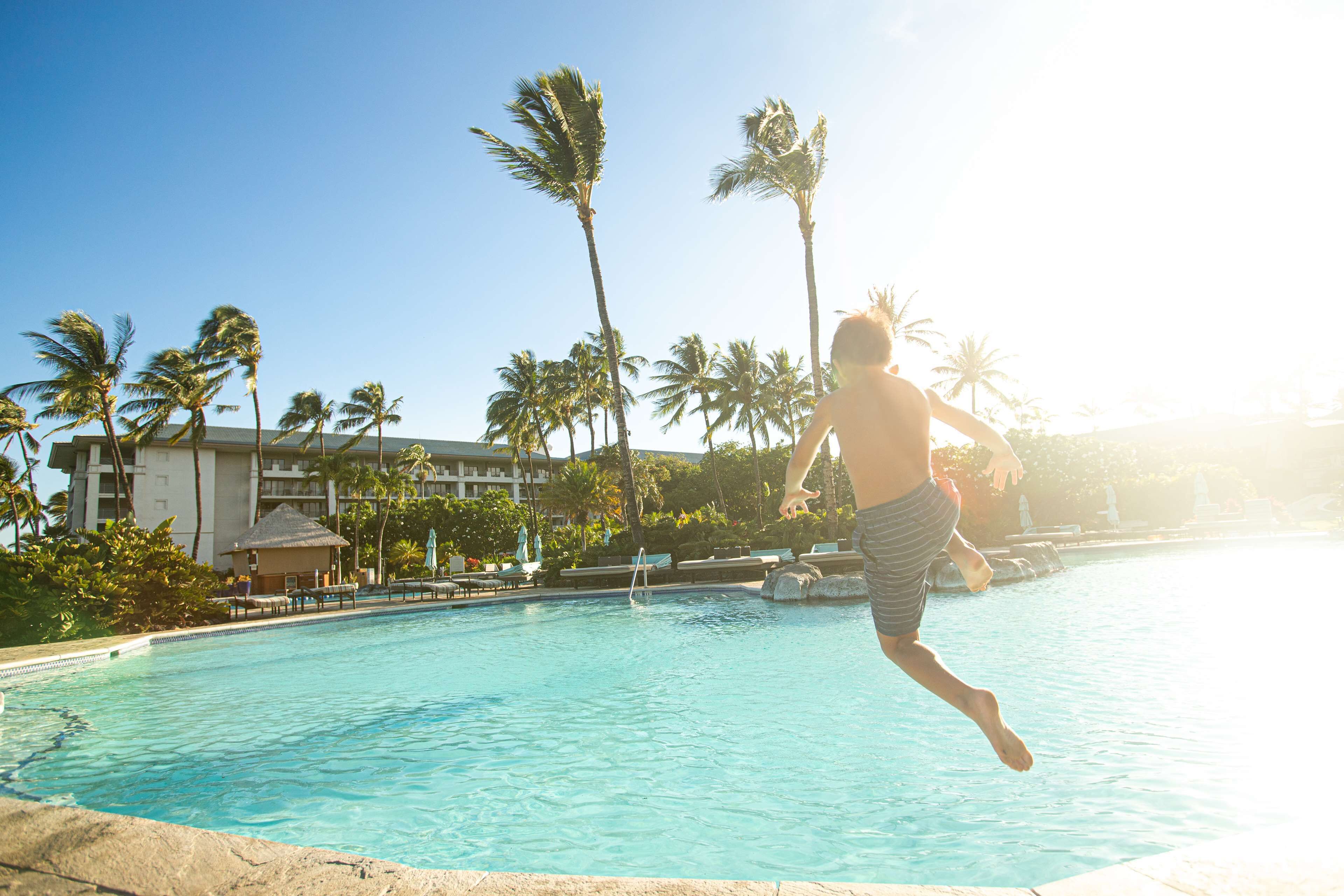 Een buitenzwembad, zwembadcabana's (toeslag) en parasols bij het zwembad