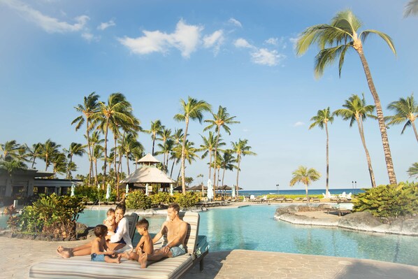 Una piscina al aire libre, cabañas de piscina (de pago), sombrillas