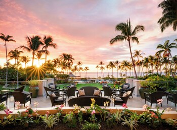 Sitting area in hotel lobby at Fairmont Orchid
