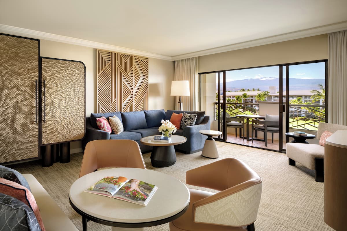Fairmont Gold, Suite, 1 King Bed, Gold Lounge Access, Accessible Shower | 1 bedroom, hypo-allergenic bedding, in-room safe, desk