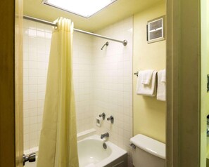 Bathroom | Combined shower/tub, free toiletries, towels - Econo Lodge Wichita Falls Downtown (Wichita Falls)