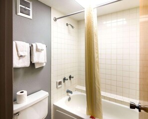 Bathroom | Combined shower/tub, free toiletries, towels - Econo Lodge Wichita Falls Downtown (Wichita Falls)
