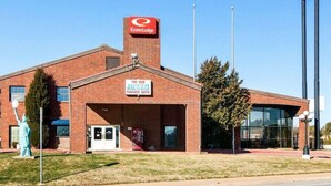 A brick building with a sign for EconoLodge and a sign advertising a Jacuzzi fantasy suite. - Econo Lodge Wichita Falls Downtown (Wichita Falls)