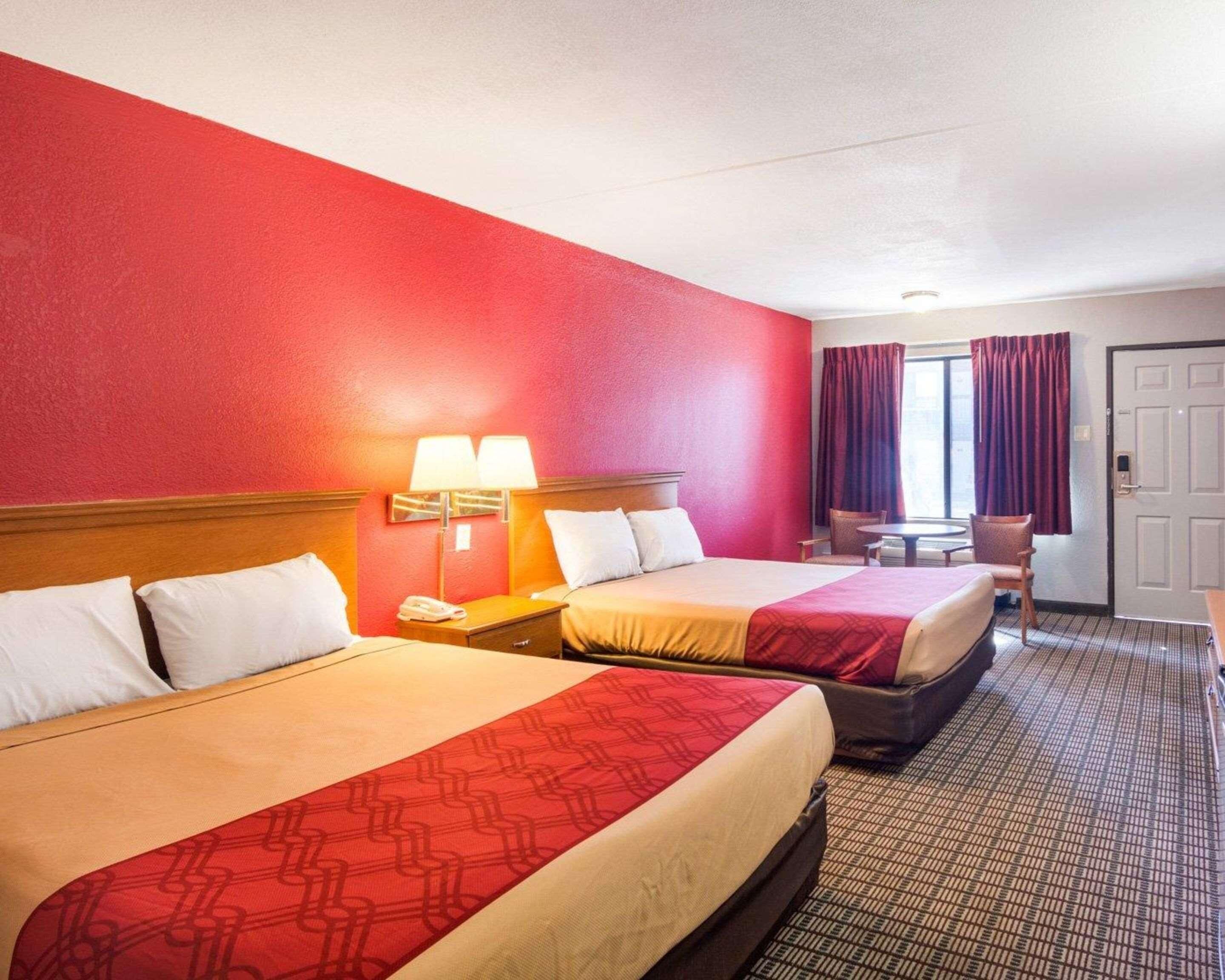 Skrivebord, skrivebord for bærbar PC og ekstrasenger (mot et tillegg)