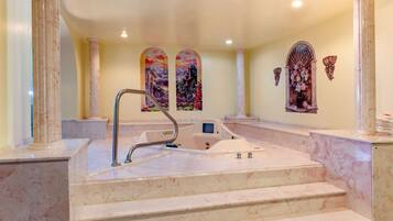 Schreibtisch, laptopgeeigneter Arbeitsplatz, Zustellbetten