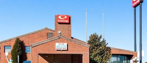 A brick building with a sign for EconoLodge and a sign advertising a Jacuzzi fantasy suite.