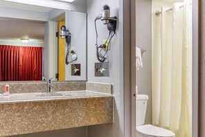 Combined shower/bathtub, free toiletries, towels - Econo Lodge Wichita Falls Downtown (Wichita Falls)