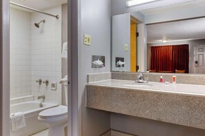Bathroom | Combined shower/tub, free toiletries, towels - Econo Lodge Wichita Falls Downtown (Wichita Falls)