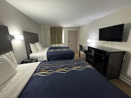 Quarto standard, 2 camas Queen | Ferros/tábuas de passar roupa, Wi-Fi de cortesia, roupa de cama