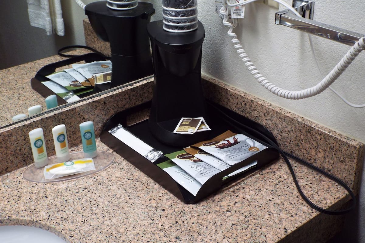 Bathroom amenities | Combined shower/tub, free toiletries, hair dryer, towels