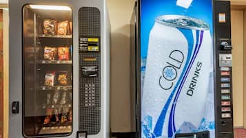 Una máquina expendedora con aperitivos y un dispensador de bebidas.