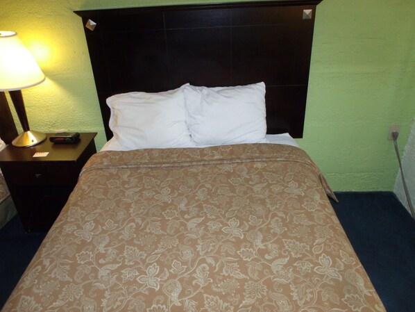 Escritorio, cortinas blackout y tabla de planchar con plancha 