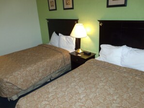 Escritorio, cortinas blackout y tabla de planchar con plancha