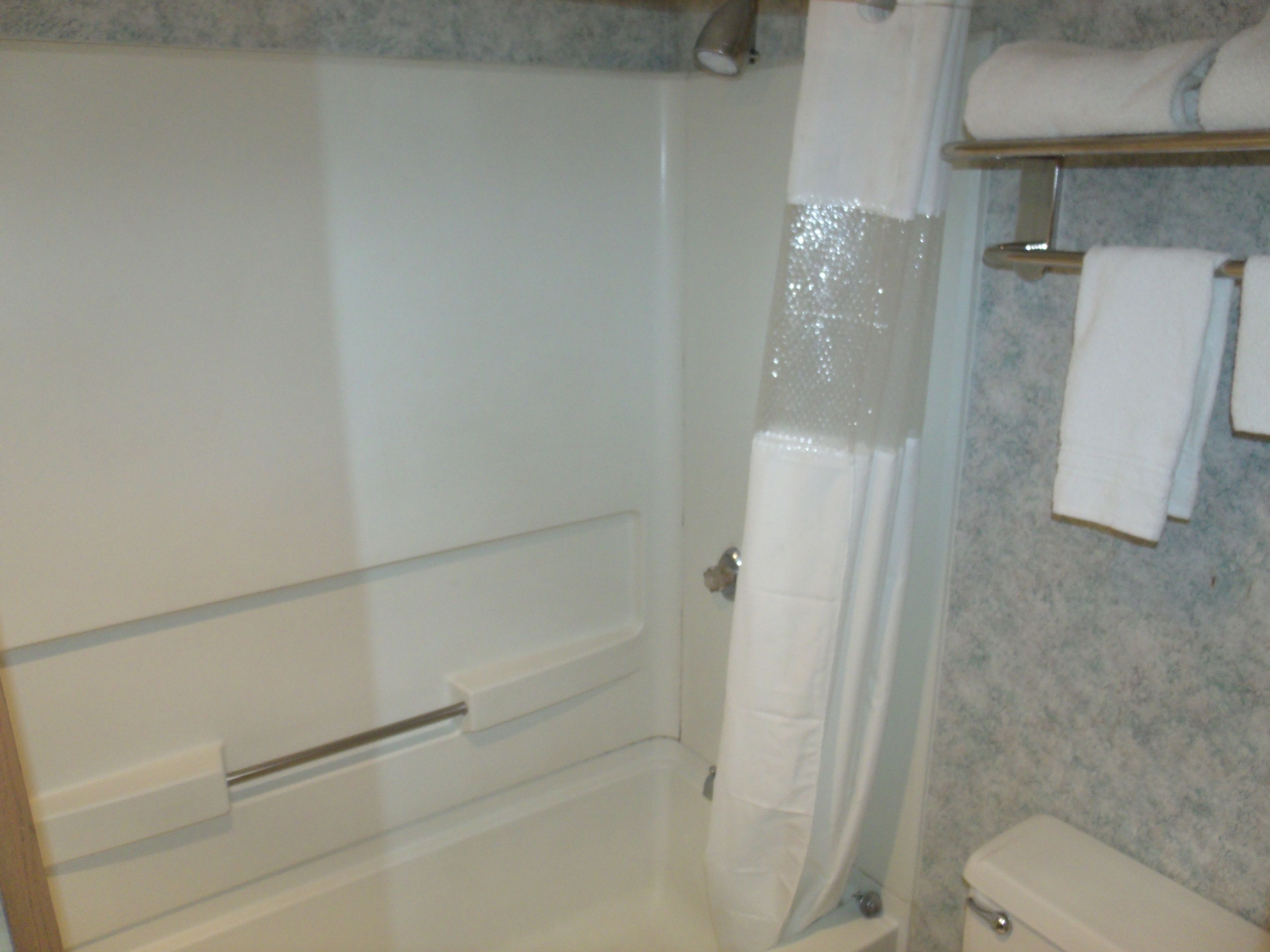 Combined shower/tub, free toiletries, hair dryer