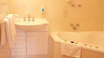 Habitación estándar, hidromasaje (Spa Room) | Tina de hidromasaje privada