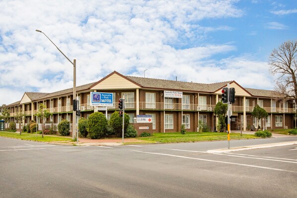 A motel with a sign indicating a restaurant and a pool. - Australia Park Motel (South Albury)