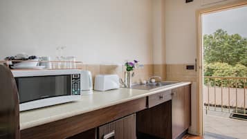 Refrigerador, microondas, cafetera y tetera y tetera eléctrica