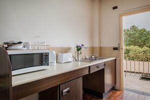 Fridge, microwave, coffee/tea maker, electric kettle